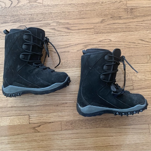 Black Snowboard boots (Size 5) Speed lace (Atlantis) - Picture 2 of 7
